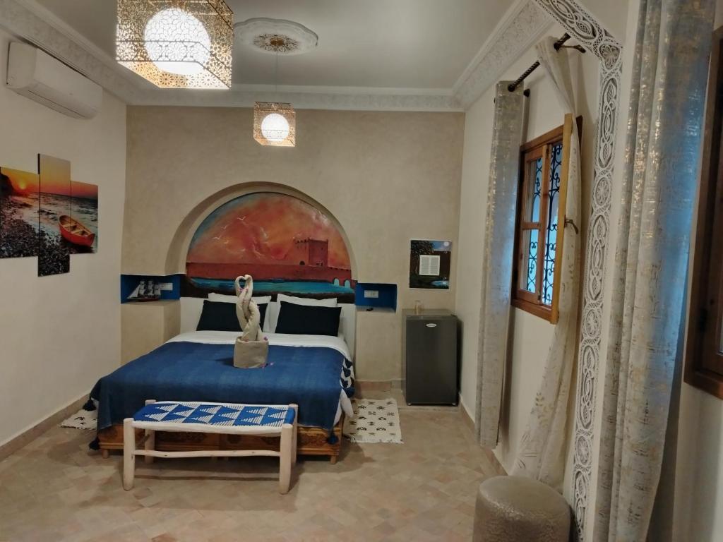 Postel nebo postele na pokoji v ubytování RIAD & SPA SOUS LE SOLEIL chez Jerome & Pamela Suite Essaouira