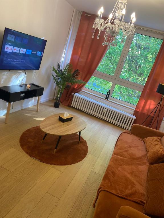 - un salon avec une table basse et un piano dans l'établissement Magnifique appartement, à Tourcoing