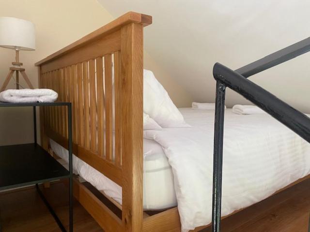 Postel nebo postele na pokoji v ubytování kylemore house boutique apartments - kylemore suite