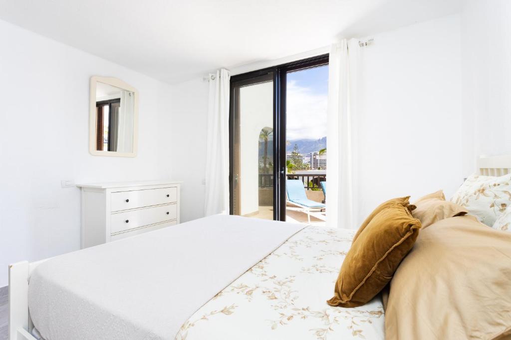 Postel nebo postele na pokoji v ubytování 3 apartments 50m from the Las Americas Promenade with heated pool