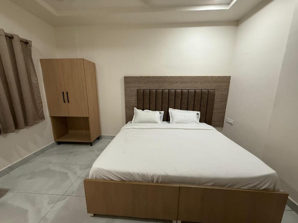 Postel nebo postele na pokoji v ubytování Hotel Vaarahi Chanda Nagar, Near Hitech City