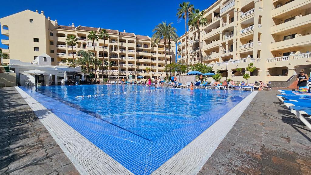 Бассейн в Los Cristianos Heated Pool Sea View AC или поблизости