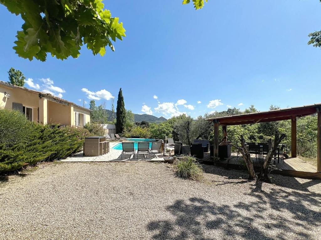 une cour arrière avec une piscine et une maison dans l'établissement Le clos des vignes, à Puyméras