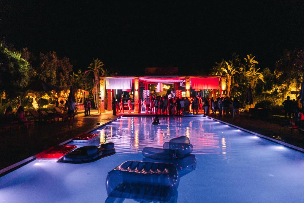 La pileta dentro o cerca de The Source Hotel Music & Spa