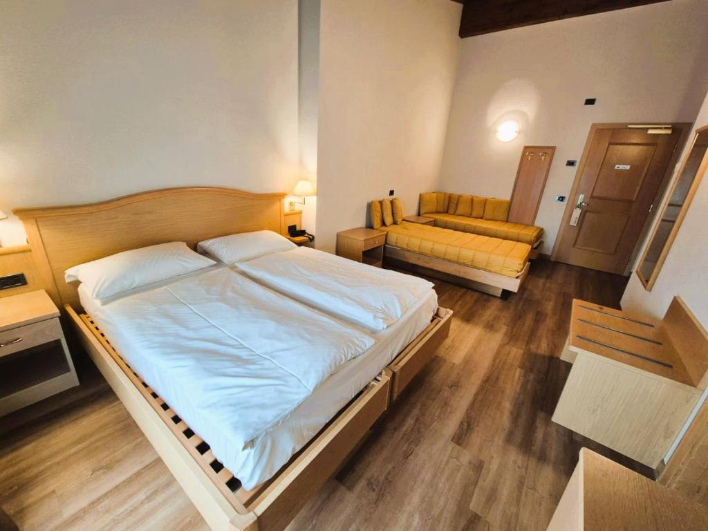 A bed or beds in a room at Hotel Angelica