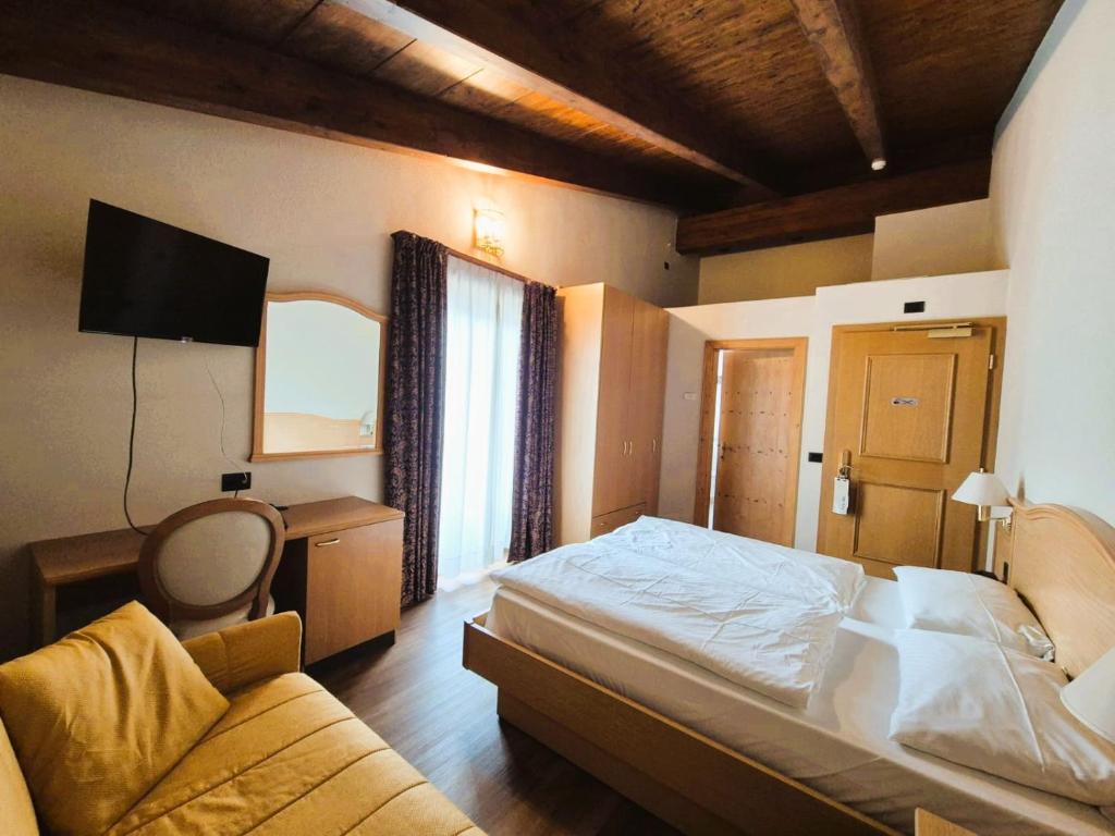 A bed or beds in a room at Hotel Angelica