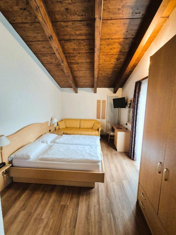 A bed or beds in a room at Hotel Angelica