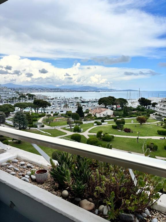 - un balcon offrant une vue sur le parc dans l'établissement Sea & Port View Cozy Studio at Marina Baie des Anges, à Villeneuve-Loubet