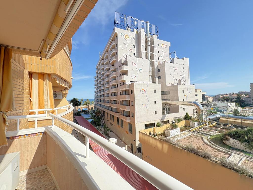 widok budynku z balkonu w obiekcie ACV - Bahia Park-1ª Línea Planta 4 Sur w mieście Oropesa del Mar