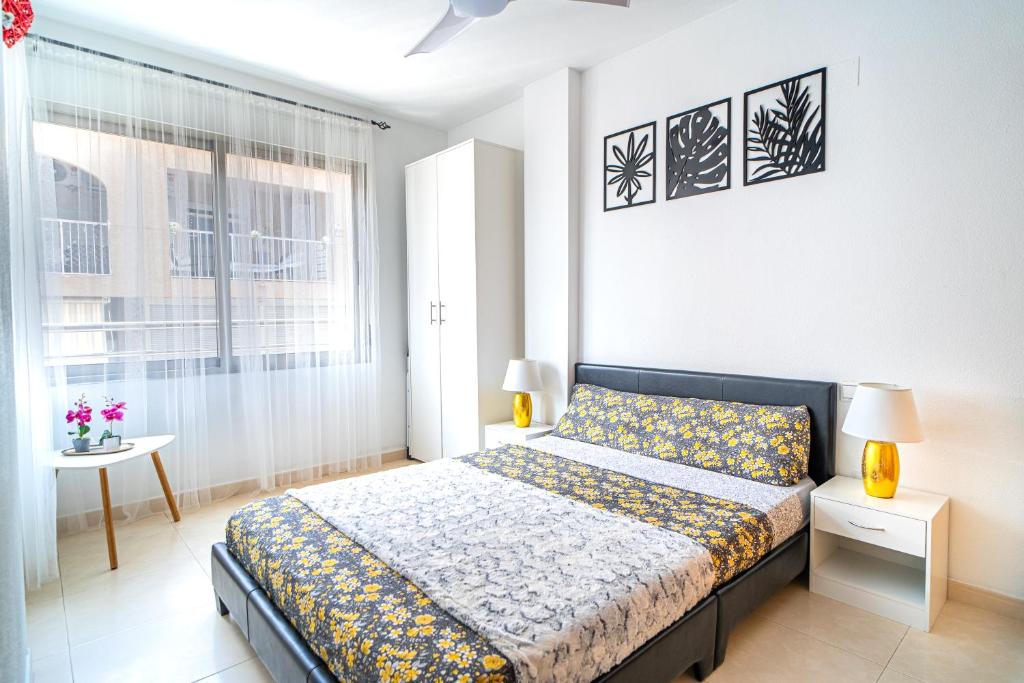 Łóżko lub łóżka w pokoju w obiekcie Apartment Los Locos Torrevieja Costa Blanca