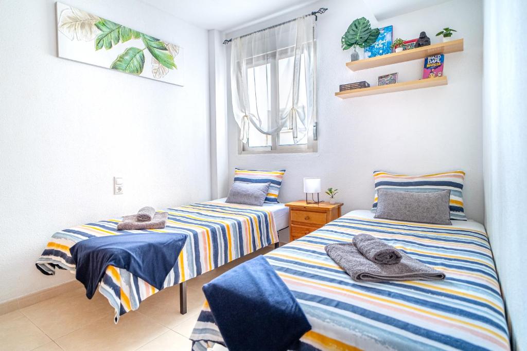 Łóżko lub łóżka w pokoju w obiekcie Apartment Los Locos Torrevieja Costa Blanca