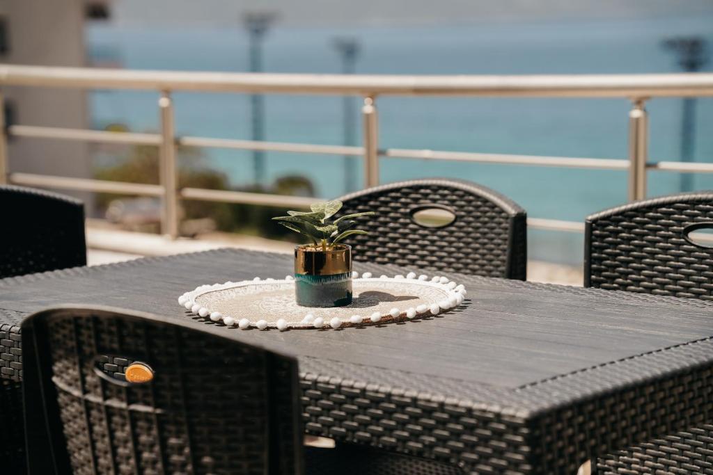 una mesa con una vela encima en Rrapi Seaview Penthouse - by EKA Luxury Apartments, en Vlorë
