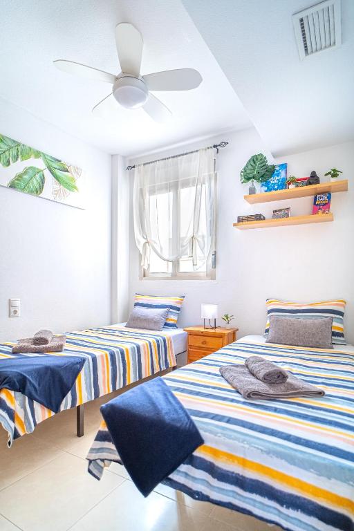 Łóżko lub łóżka w pokoju w obiekcie Apartment Los Locos Torrevieja Costa Blanca