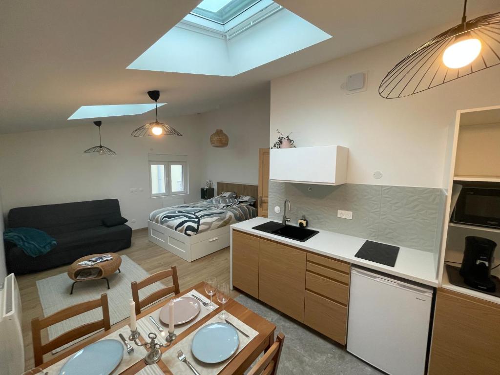 une cuisine et un salon avec un canapé dans l'établissement Zenith spacious studio in a central and quiet area near Basel, à Saint-Louis