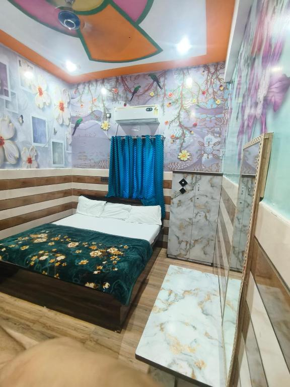 Postel nebo postele na pokoji v ubytování KD Dham family Stay near by Prem Mandir