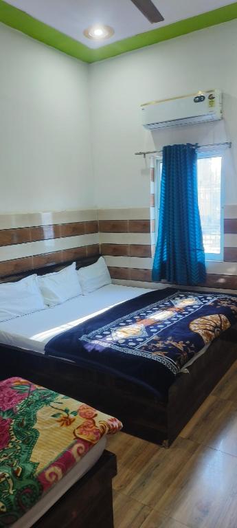 Postel nebo postele na pokoji v ubytování KD Dham family Stay near by Prem Mandir