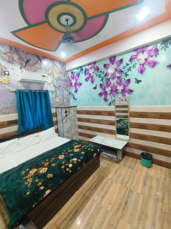 Postel nebo postele na pokoji v ubytování KD Dham family Stay near by Prem Mandir