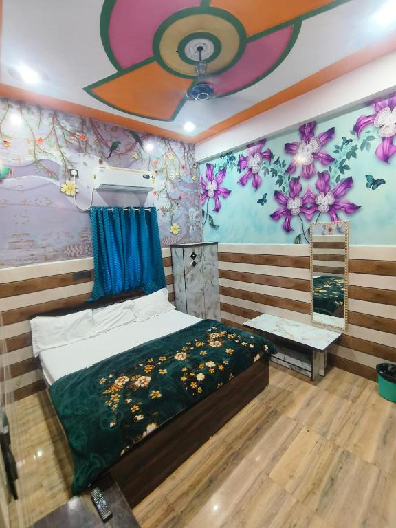 Postel nebo postele na pokoji v ubytování KD Dham family Stay near by Prem Mandir