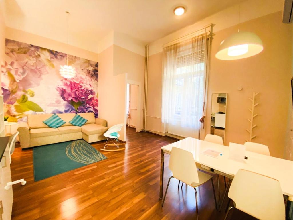 Posedenie v ubytovaní Stylish Central 1BR Apt - Flora's House