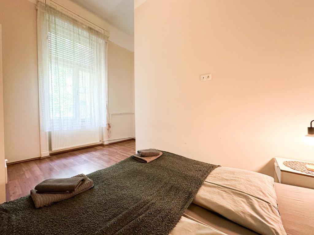 Posteľ alebo postele v izbe v ubytovaní Stylish Central 1BR Apt - Flora's House
