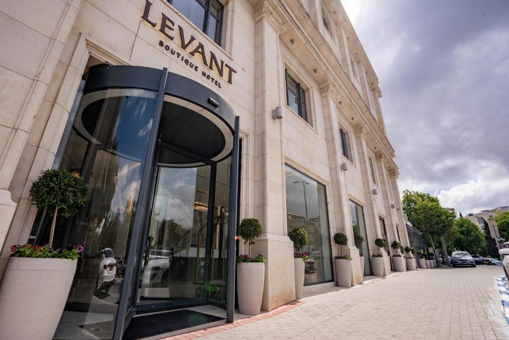 エルサレムにあるLevant Hotelの回転扉付きの建物正面