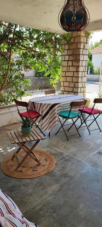 - une table de pique-nique et des chaises sur la terrasse dans l'établissement T2 Châteauneuf les Martigues, à Châteauneuf-les-Martigues