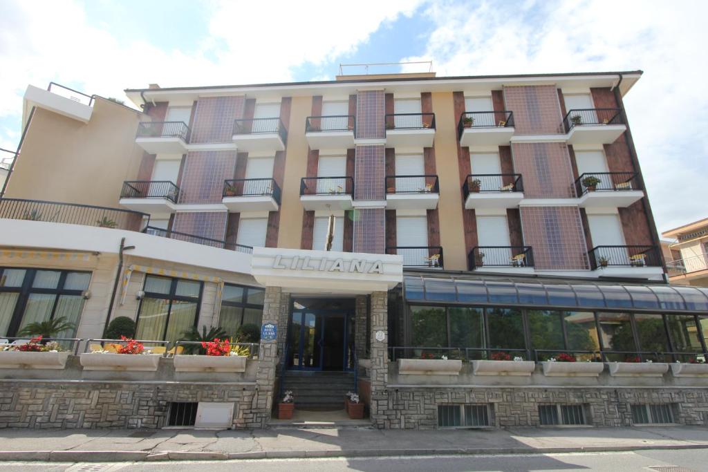 een gebouw aan de voorzijde van het hotel bij Hotel Liliana Andora citr 9006-0004 in Marina dʼAndora
