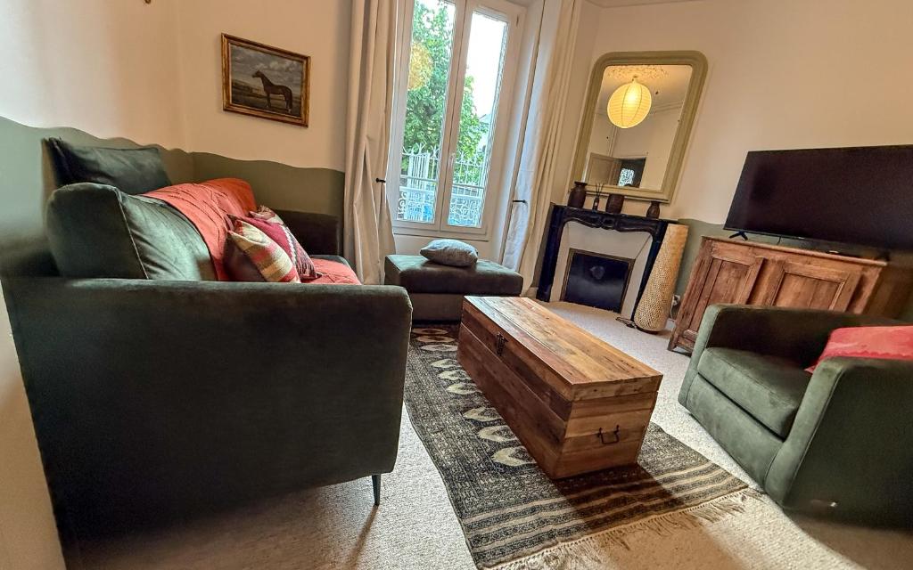 un salon avec deux canapés et une table basse dans l'établissement La maison du 18, à Chantilly