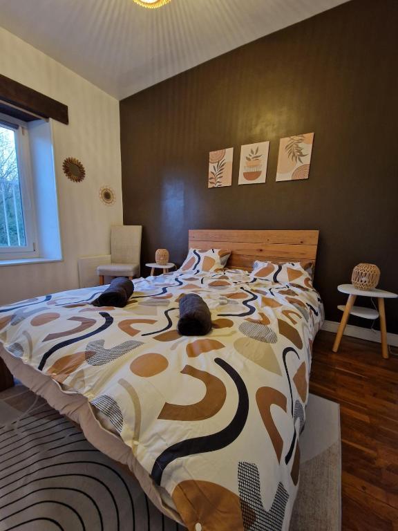 - une chambre avec un grand lit et une couette dans l'établissement Appartement De Charme, à Bourges