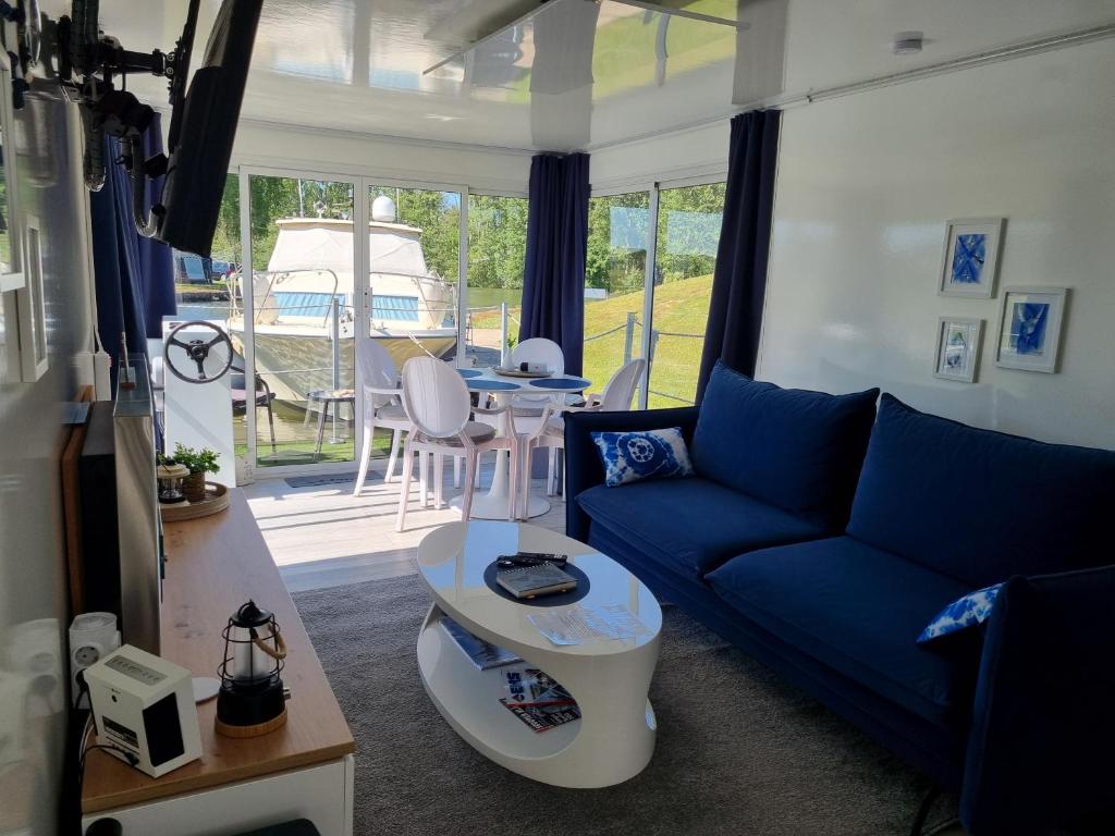 Posezení v ubytování Main Hausboot Lore in der Marina Trosdorf bei Bamberg