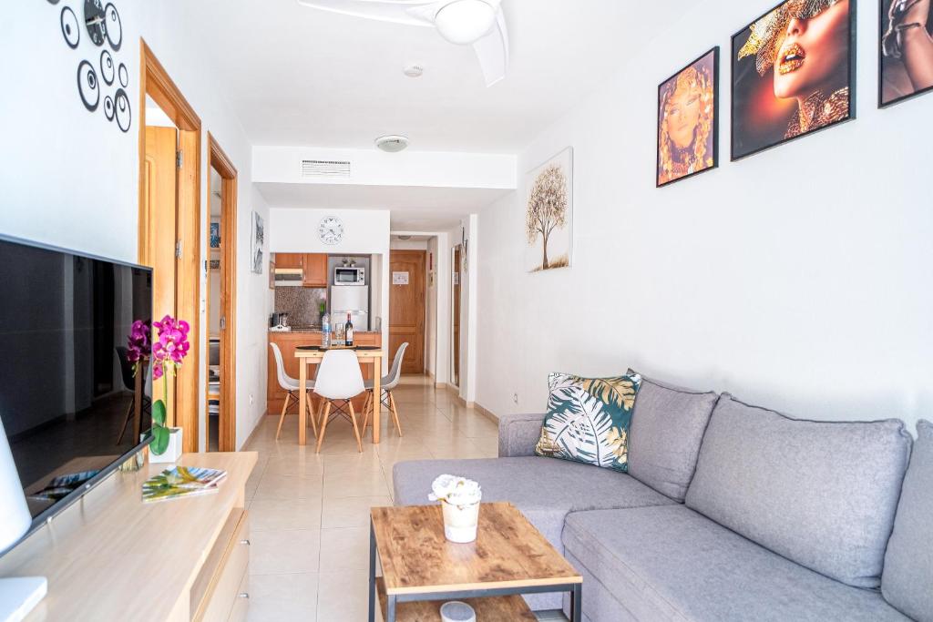 salon z kanapą i stołem w obiekcie Apartment Los Locos Torrevieja Costa Blanca w mieście Torrevieja