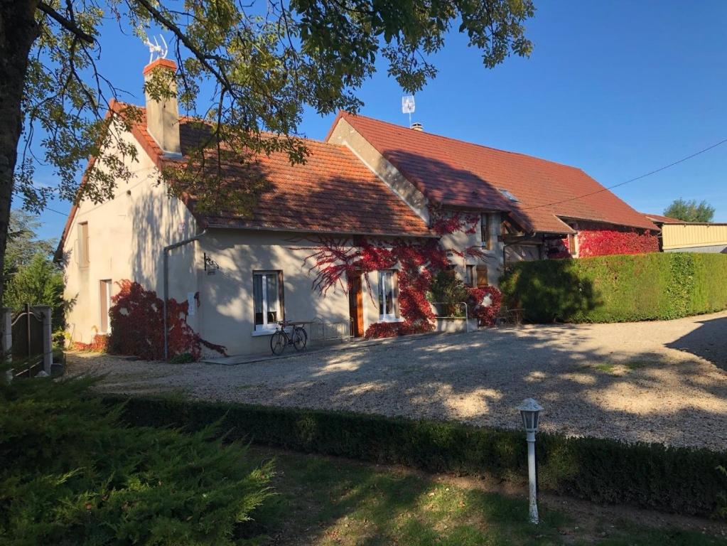 a large white house with a red roof at Chambres d'hôtes d'Albertine in Lere