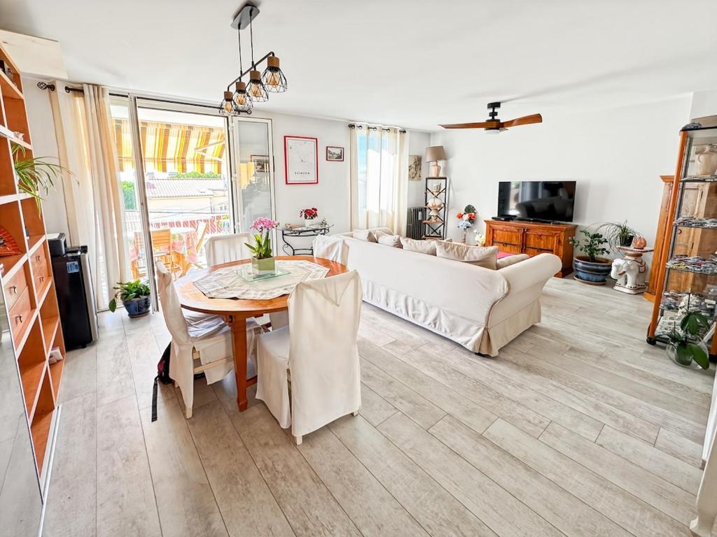 un salon avec une table et un canapé dans l'établissement Charm Azur, Rickeys, à Roquebrune-Cap-Martin