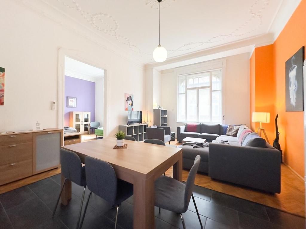 A seating area at Huge Family Friendly 2BR Downtown Apt - Deco House