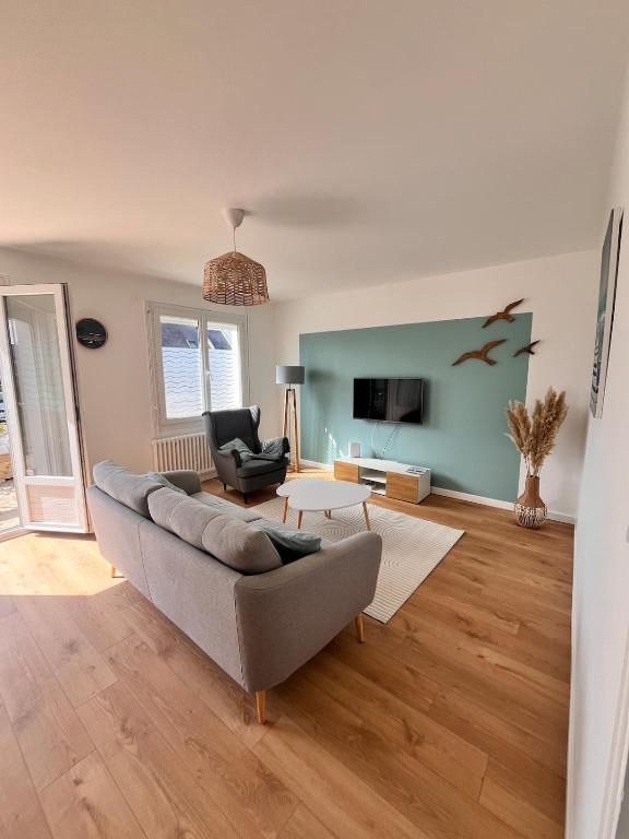 un salon avec un canapé et une table dans l'établissement Maison Kerheol, à Bénodet