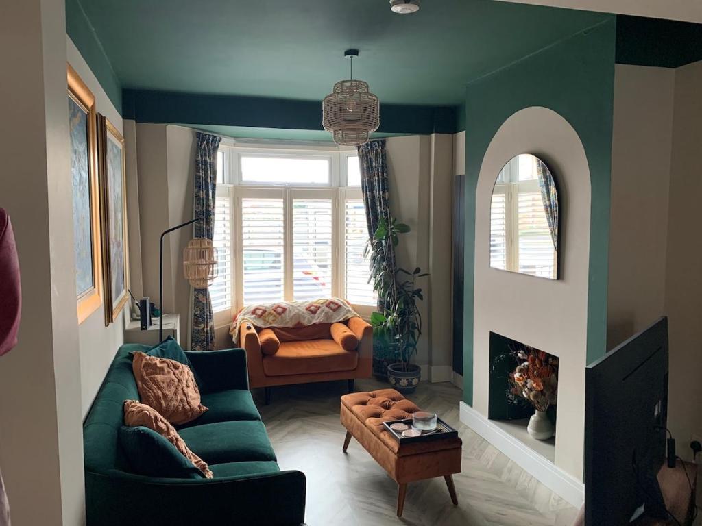 ベルファストにある3 bedroom house- East Belfastのソファと暖炉のあるリビングルーム