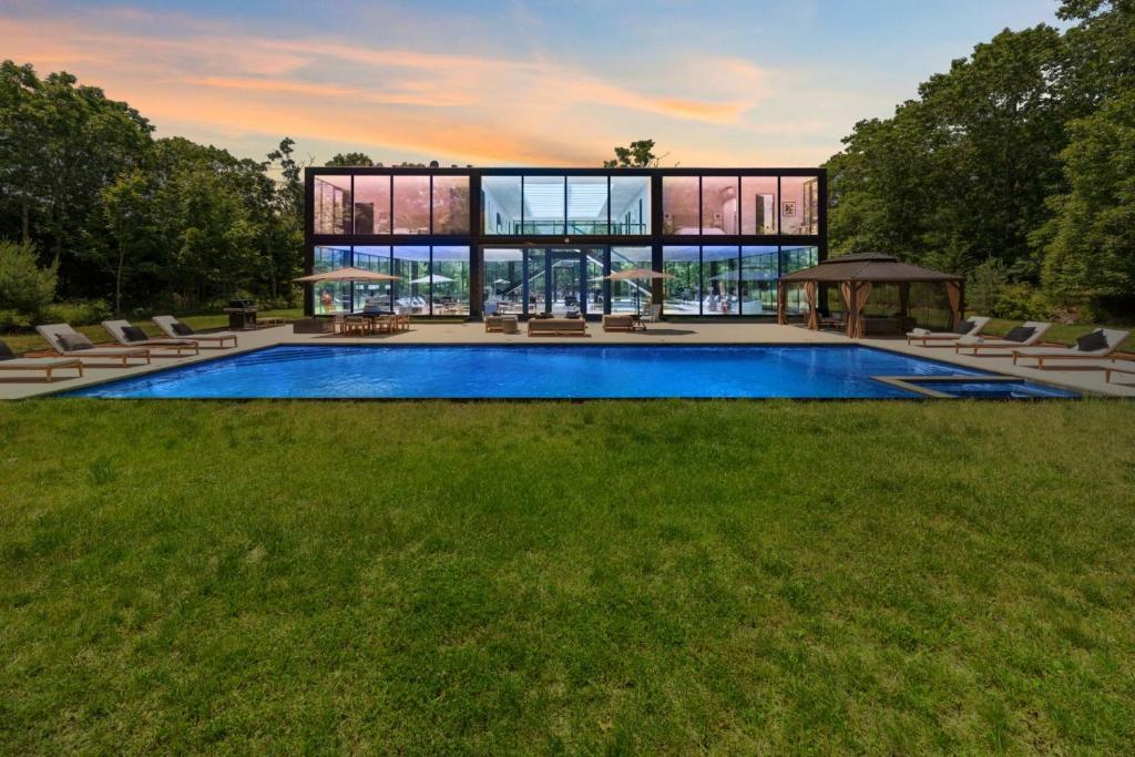 Kolam renang di atau dekat dengan One of a kind Glass House!