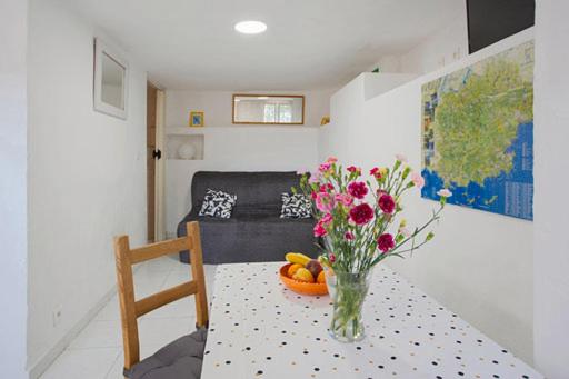 un vase de fleurs sur une table dans une pièce dans l'établissement Bienvenue à La Garde, à La Garde