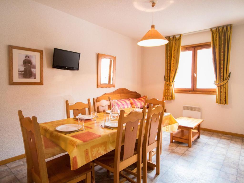 une cuisine et une salle à manger avec une table et des chaises dans l'établissement Appartement accueillant 6 pers., Aussois calme & pratique - FR-1-508B-21, à Aussois