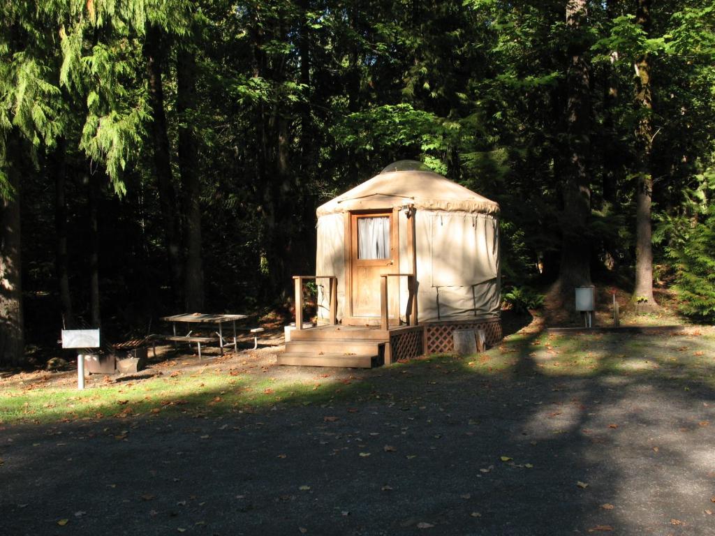yurta pequeña en un parque con mesa de picnic en Mount Hood Village Yurt 1, en Welches