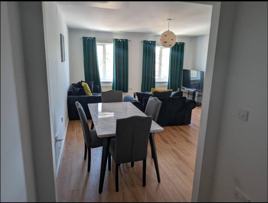 ein Esszimmer und ein Wohnzimmer mit Tisch und Stühlen in der Unterkunft Enbrook Valley House - 3 Bedrooms Folkestone in Folkestone