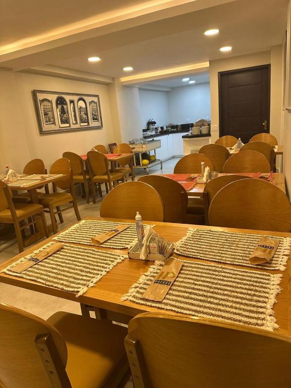 Um restaurante ou outro lugar para comer em Palace Hotel
