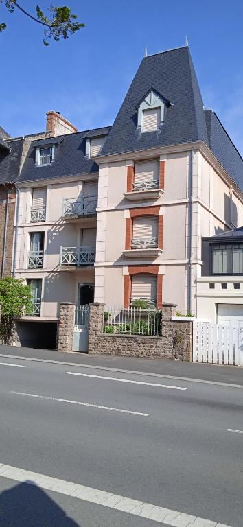 un grand bâtiment blanc au bord d'une rue dans l'établissement Rochebonne ST MALO, à Saint-Malo