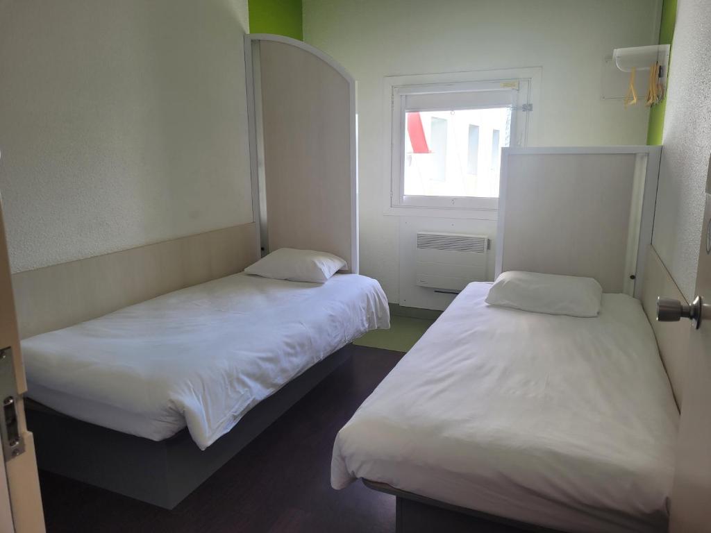 Postel nebo postele na pokoji v ubytování TIP HOTEL CAMBRAI ex HOTEL F1