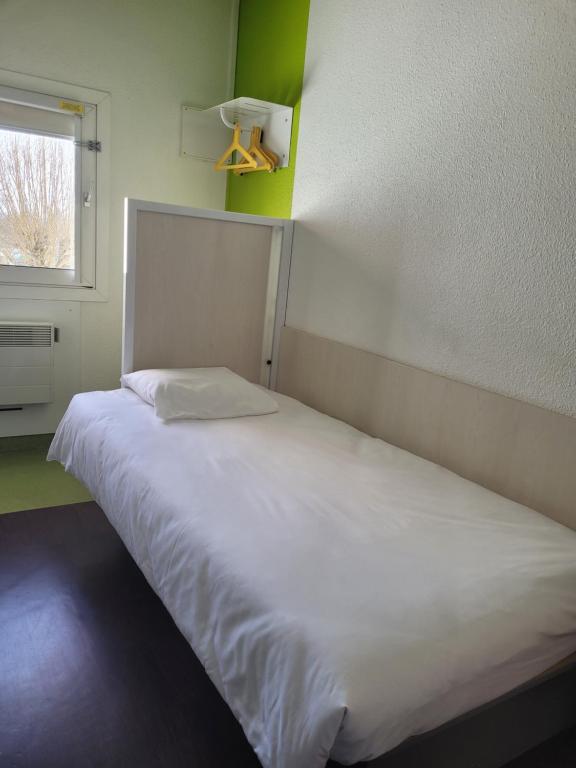 Postel nebo postele na pokoji v ubytování TIP HOTEL CAMBRAI ex HOTEL F1