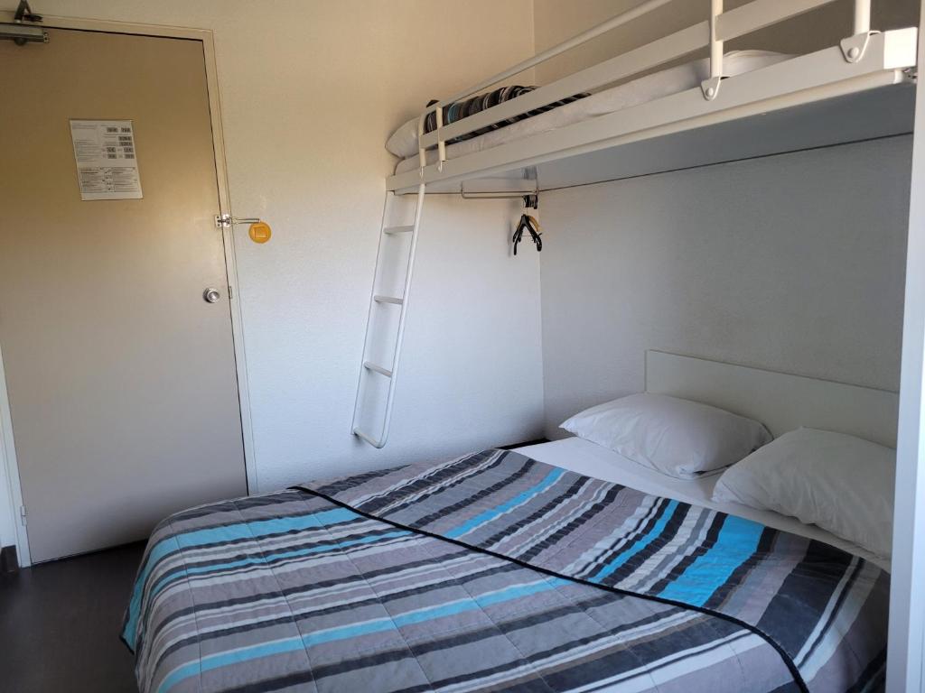 Postel nebo postele na pokoji v ubytování TIP HOTEL CAMBRAI ex HOTEL F1