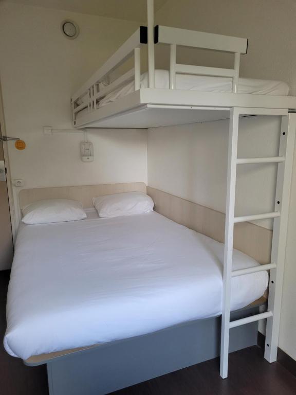 Postel nebo postele na pokoji v ubytování TIP HOTEL CAMBRAI ex HOTEL F1