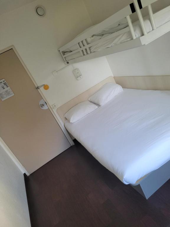 Postel nebo postele na pokoji v ubytování TIP HOTEL CAMBRAI ex HOTEL F1
