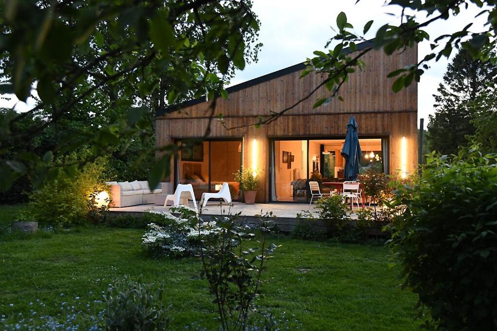 ein Haus mit Garten und Terrasse mit Stühlen in der Unterkunft Chez Marcel & Bernadette au rythme de la nature in Conteville