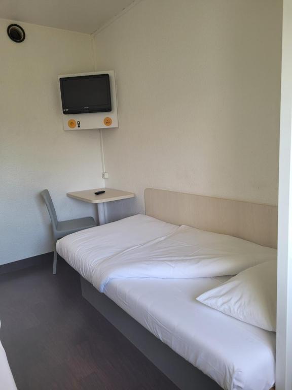 TV a/nebo společenská místnost v ubytování TIP HOTEL CAMBRAI ex HOTEL F1